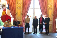 Chủ tịch Tập đoàn FLC Trịnh Văn Quyết (trái) và Phó Chủ tịch Airbus phụ trách thương mại Eric Schulz (phải) ký kết hợp đồng thoả thuận mua 24 máy bay A321NEO cho Bamboo Airways