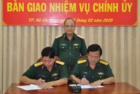 Thiếu tướng Du Trường Giang chứng kiến lễ ký biên bản bàn giao giữ Đại tá Biện Văn Chèo và Đại tá Huỳnh Chí Bình.