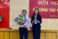 Bí thư tỉnh uỷ, Chủ tịch HĐND tỉnh Quảng Ngãi tặng hoa chúc mừng đồng chí Đặng Văn Minh.