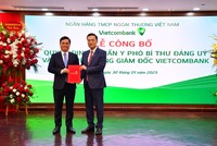 Ông Phạm Quang Dũng - Chủ tịch HĐQT Vietcombank (bên phải) trao quyết định bổ nhiệm Tổng giám đốc Vietcombank cho ông Nguyễn Thanh Tùng