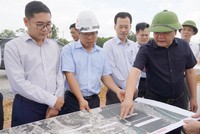 Chủ tịch UBND tỉnh Quảng Trị Trần Phong (áo đen) kiểm tra hiện trường tình hình thực hiện Dự án thành phần 2 - Cầu Nhật Lệ 3 và đường 2 đầu cầu