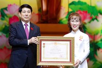Chủ tịch nước Lương Cường trao danh hiệu Anh Hùng Lao Động cho Tiến sĩ Nguyễn Thị Phương Thảo - Chủ tịch HĐQT Vietjet Air