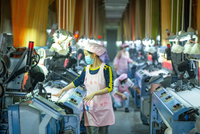 Hoạt động sản xuất của Trung Quốc suy giảm trong tháng 11 bất chấp đơn đặt hàng xuất khẩu mới tăng