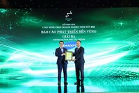 Đại diện CTCP Gemadept nhận giải Top 3 báo cáo Phát triển bền vững tốt nhất nhóm phi tài chính 