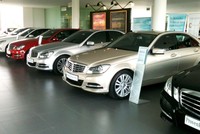 Để hạn chế nhập khẩu xe đã qua sử dụng, Bộ Tài chính đề xuất tăng mức thuế nhập khẩu đối với xe đã qua sử dụng phù hợp với cam kết WTO đối với xe ô tô chở người dưới 16 chỗ (ảnh minh họa)