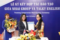 Bà Dương Mỹ Linh, Giám đốc phát triển đối tác của Nisai tại Việt Nam và bà Phạm Thị Kim Tuyến, Tổng giám đốc Hệ thống giáo dục Talky và tại buổi lễ.