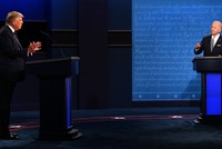 Tổng thống Mỹ Donald Trump và đối thủ Joe Biden tại Cleveland hôm 29/9. Ảnh: AFP.