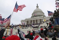 Đám đông những người ủng hộ ông Trump xông vào Điện Capitol. Washington ngày 6/1. Ảnh: Reuters.