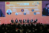 Thủ tướng Chính phủ trao đổi tại Diễn đàn Kinh tế Việt Nam 2018.