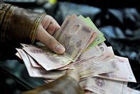 Phạt tiền đối với hành vi phá hoại, hủy hoại tiền Việt Nam trái pháp luật