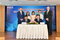 Ông Nguyễn Đức Hiếu - Phó Tổng Giám đốc SCB và Ông Rob MacKay đại diện FIS ký biên bản tổng kết dự án và bàn giao hệ thống Treasury - FIS Front Arena.