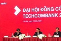 2 tỷ phú USD ngồi trên bàn chủ tọa đại hội đồng cổ đông Techcombank gồm ông Nguyễn Đăng Quang (trái) và ông Hồ Hùng Anh (giữa)