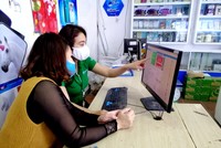 Tiểu thương VPBank được đội ngũ nhân viên ngân hàng chỉ dẫn tận tình