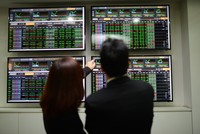 Chuyển sàn, mỗi nhà băng một … toan tính