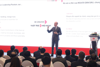 Ông Jens Lottner, Tổng Giám đốc Techcombank trình bày tại ĐHCĐ