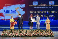 Bà Lê Thanh Hằng, Phó Tổng Giám đốc Tổng CTCP Bảo hiểm Bảo Long vinh dự nhận giải thưởng “Top 10 Thương hiệu Hàng đầu Việt Nam 2021”