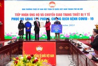 Đại diện SCB trao tặng xe xét nghiệm tại TP.Hà Nội.