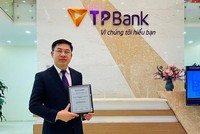 Ông Đinh Văn Chiến, Phó Tổng Giám đốc TPBank nhận giải thưởng The Asian Banker