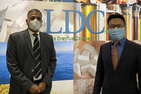 Phó Chủ tịch chuyên trách Nghiệp vụ Khu vực tư nhân và Quan hệ Đối tác công - tư của ADB, ông Ashok Lavasa (trái) gặp gỡ Giám đốc Thương mại và Trưởng bộ phận châu Á của LDC, ông James Zhou (phải) tại văn phòng của LDC ở Xinh-ga-po.