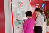 Khách hàng trải nghiệp giao dịch tại Long An