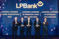 Đại diện LPBank, ông Nguyễn Văn Thùy - Phó chủ tịch thường trực HĐQT (ở giữa), ông Nguyễn Đình Ngân - PGĐ Phụ trách Khối Ngân Hàng Số (thứ hai từ trái sang) và ông Nguyễn Thanh Bình - Trưởng phòng Vận hành Ngân Hàng Số Khối CNTT (thứ hai từ phải sang) nhận giải thưởng của JCB trao tặng.
