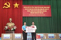 Đại diện Agribank, bà Nguyễn Thị Phượng, Phó tổng giám đốc đã trao tặng một phần quà của Ngân hàng tới Bộ Tư lệnh Vùng 5 Hải Quân