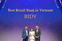 Bà Nguyễn Thị Quỳnh Giao, Phó Tổng Giám đốc BIDV, đại diện Ngân hàng nhận giải thưởng từ The Asian Banker