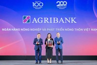 Đại diện Ngân hàng Nông nghiệp và Phát triển Nông thôn Việt Nam nhận vinh danh tại Lễ công bố