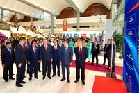 Các vị lãnh đạo cao cấp thăm khu vực trưng bày và nghe ông Phan Đức Trung chia sẻ về Mạng Dịch vụ Đa chuỗi Blockchain Việt Nam (VBSN).