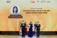 Phó Thủ tướng Chính phủ Mai Văn Chính và Chủ tịch VCCI Phạm Tấn Công trao danh hiệu Bông hồng vàng cho nữ doanh nhân Ngô Thu Hà - Tổng giám đốc SHB