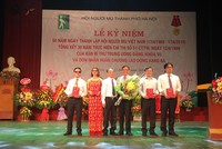 Ông Lê Vinh, Phó Tổng Giám đốc AIC Group trao tặng điện thoại 9999 hy vọng cho Hội người mù Việt Nam