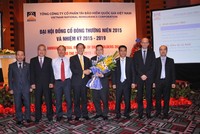 Tân Chủ tịch Vinare và HĐQT nhiệm kỳ mới nhận hoa từ Chủ tịch cũ - ông Trịnh Quang Tuyến