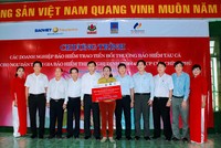 Các doanh nghiệp bảo hiểm trao tiền bồi thường cho bà Phạm Thị Bê