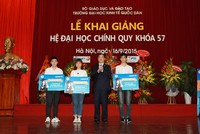 Ông Nguyễn Quang Phi, Tổng giám đốc Tập đoàn Bảo Việt trao tặng các suất học bổng.