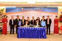 Ông Nguyễn Quang Hưng, Phó tổng giám đốc Tổng Công ty Bảo hiểm Bảo Việt và ông Nguyễn Văn Thanh Hải, Phó tổng giám đốc Khối Ngân hàng bán lẻ Ngân hàng Thương mại Cổ phần Sài Gòn ký kết hợp tác 