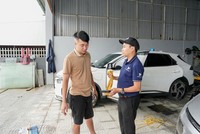 Đại diện Bảo hiểm VietinBank chi nhánh Kiên Giang trao quyền lợi bảo hiểm cho đại diện gia đình ông Trần Đình Bửu