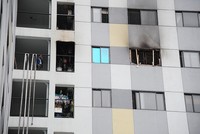 Hiện trường vụ cháy tại chung cư Rainbow trong sáng 1/11. Dây cứu hỏa vẫn chưa được dọn hết