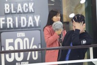 Dân Việt chen lấn mệt mỏi trong ngày mua sắm Black Friday