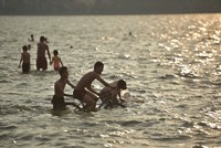 Nắng nóng đỉnh điểm, người Hà Nội ngâm mình dưới “biển” giữa thành phố