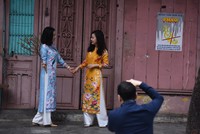 Hà Nội thanh vắng ngày mùng 1 Tết, giới trẻ selfie giữa đường