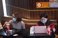 Đeo khẩu trang lái ô tô, uống cafe, đi mua sắm... thời virus Corona