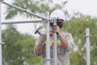 Cảnh tháo dỡ khán đài F1 chờ ngày tái khởi tranh