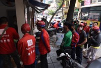 Thời tiết nắng nóng, shipper xếp hàng dài mua đồ ăn 