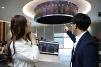 Phiên giao dịch sáng 27/8: VCB bất ngờ được kéo tăng trần, thay thế VIC giữ sóng thị trường