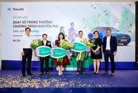Đại diện Manulife Việt Nam trao giải cho các khách hàng trúng xe ô tô
