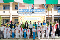 Dự án cùng đối tác địa phương trao tặng mũ bảo hiểm đạt chuẩn cho các em học sinh