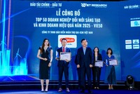 Ông Trần Đình Đông - Giám đốc Cấp cao Bộ phận Chuyển đổi số & Dịch vụ Chăm sóc sức khỏe, kiêm Giám đốc Quỹ Vì cuộc sống tươi đẹp, Dai-ichi Life Việt Nam nhận giải “Top 50 Doanh nghiệp Đổi mới Sáng tạo và Kinh doanh hiệu quả” (VIE50)