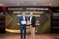 Ông Bae Seung Jun, Tổng Giám đốc Shinhan Life Việt Nam (trái) nhận Giải thưởng EXCELLENCE IN PRODUCT INNOVATION AWARD