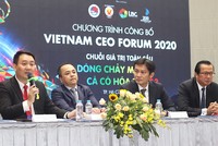 Ông Lê Trí Thông (ngoài cùng bên trái) chia sẻ tại buổi công bố Việt Nam CEO Forum 2020 (Ảnh: HP).