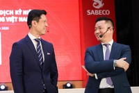 Ông Hoàng Đạo Hiệp (bên phải) luôn xuất hiện và đóng vai trò "phiên dịch viên" cho Tổng giám đốc Bennet Neo (bên trái) tại hầu hết các sự kiện của Sabeco từ khi ông được bổ nhiệm là Phó tổng giám đốc (Ảnh: Sabeco).